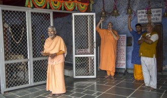 Pujya Swami Rameshwarananda Giri Maharaj y Rev. Swami Chaitanyananda Puri